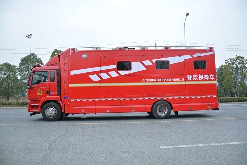 重汽汕德卡野外餐飲保障車(chē)（可提供100-300人就餐）