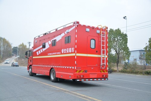 重汽汕德卡野外餐飲保障車(chē)（可提供100-300人就餐）